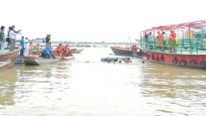 36वीं वाहिनी पीएसी की बाढ़ राहत मॉक ड्रिल दशाश्वमेध घाट पर, रेस्क्यू ऑपरेशन का प्रदर्शन