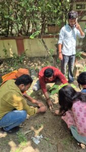 वृक्षारोपण करते हुए छात्र