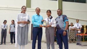 वाराणसी: कराटे चैंपियनशिप में नवनीता कुंअर पब्लिक स्कूल का जलवा, 12 पदक जीतकर बढ़ाया मान