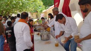वाराणसी के श्री जगन्नाथ मंदिर में महाप्रसाद का वितरण