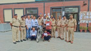 वाराणसी: GRP-RPF ने नेपाली प्रेमी-प्रेमिका समेत 3 को पकड़ा, लाखों के चोरी का सामान बरामद