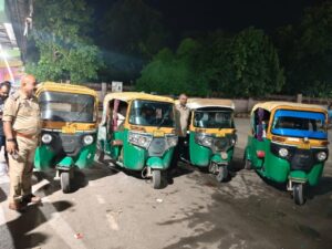 कैंट स्टेशन के सामने पुलिस की बड़ी कार्रवाई, 4 डग्गामार वाहन सीज