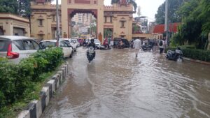 वाराणसी: मूसलाधार वर्षा से बीएचयू अस्पताल परिसर में जलभराव, मरीजों और तीमारदारों को उठानी पड़ी भारी परेशान