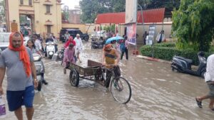 बीएचयू में जल जमाव से जूझते राही 