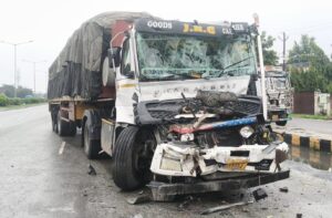 वाराणसी: रोहनिया में खड़ी ट्रक से टकराई कोयला लदी ट्रक, बड़ा हादसा टला; अवैध पार्किंग पर उठे सवाल