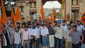 झारखंड में छात्रों पर लाठीचार्ज के विरोध में BHU में ABVP का विरोध मार्च, सिंह द्वार पर पुलिस से हुई धक्का-मुक्की
