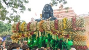 वाराणसी: त्रिदेव मंदिर में राधा-कृष्ण का जल विहार बना आकर्षण, फूल बंगले और 300 हिम शिवलिंग के दर्शन को उमड़े श्रद्धालु