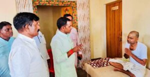वाराणसी: मृतक श्रेया उपाध्याय के घर सांत्वना देने पहुंचे रोहनिया विधायक से पीड़ित परिवार ने न्याय हेतु लगाया गुहार