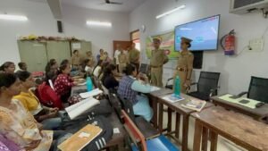 राजकीय महिला महाविद्यालय में छात्राओं को बताया मुसीबत में घबराएं नहीं, हेल्पलाइन नंबर पर करें कॉल