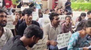 BHU BFA छात्रों का प्रदर्शन