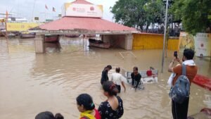 गंगा का रौद्र रूप: अस्सी की गलियों तक पहुंचा पानी, ‘सुबह-ए-बनारस’ का मंच आधा डूबा- 2026