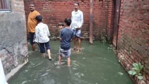 स्मार्ट सिटी वाराणसी में 6 महीने से जलभराव, बजरडीहा-जोल्हा दक्षिणी की गलियां बनीं तालाब