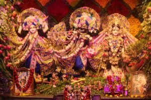 जन्माष्टमी पर भक्तिमय हुई काशी, iskcon मंदिर के बाहर 1 किलोमीटर लंबी कतार