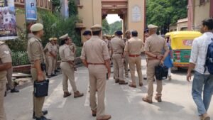 BHU सिंह द्वार पर भारी पुलिस फोर्स तैनात, परिसर में बढ़ाई गई सुरक्षा
