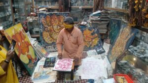 आंखों पर पट्टी, चंद सेकंड में श्री गणेश की आकृति उकेर देते हैं कलाकार विजय कुमार