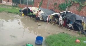 महमदपुर में पानी भरी झोपड़ी में रहने को मजबूर नट समुदाय के परिवार, 2 साल से पक्के आवास का इंतजार