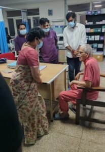 डॉ. टी.के लहरी प्रकरण : BHU पहुंची सपा की पूर्व महिला प्रदेशाध्यक्ष रीबू श्रीवास्तव, डॉ लहरी से की मुलकात, जांच कर दोषी के खिलाफ कार्रवाई की मांग