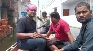 वाराणसी के मारुति नगर में नाले का पानी सड़क पर बना सैलाब, नाव चलाने की नौबत -2026