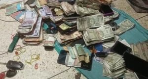वाराणसी में SOG-2 की बड़ी कार्रवाई, जुए के अड्डे का भंडाफोड़; 47 गिरफ्तार, 10 लाख से अधिक नकदी बरामद