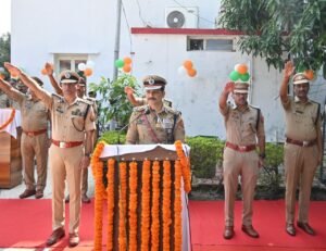 गांधी जयंती पर पुलिस लाइन में कार्यक्रम, पुलिस आयुक्त ने महात्मा गांधी और शास्त्री जी को किया नमन