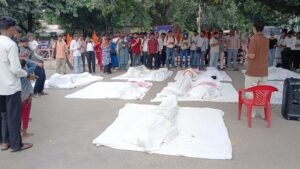 BHU में ABVP का अनिश्चितकालीन धरने का 10वां दिन, प्रतीकात्मक शव बनकर छात्रों ने जताया आक्रोश