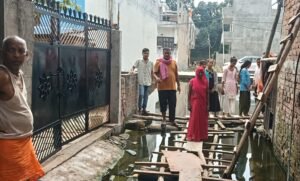 3 महीने से जलभराव, लकड़ी के पुल के सहारे आवागमन को मजबूर नीलकंठ नगर के लोग