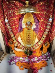 मां कुष्मांडा के दर्शन को दुर्गाकुंड मंदिर में उमड़े श्रद्धालु,जयकारों से गूंजा परिसर
