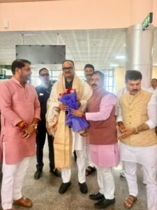 बाबतपुर एयरपोर्ट पर डिप्टी सीएम ब्रजेश पाठक का स्वागत, चंदौली में रामकथा में होंगे शामिल -2026