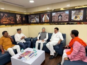 वाराणसी-दिल्ली वंदे भारत के उद्घाटन के लिए काशी पहुंचे रेल मंत्री अश्विनी वैष्णव, एयरपोर्ट पर हुआ भव्य स्वागत